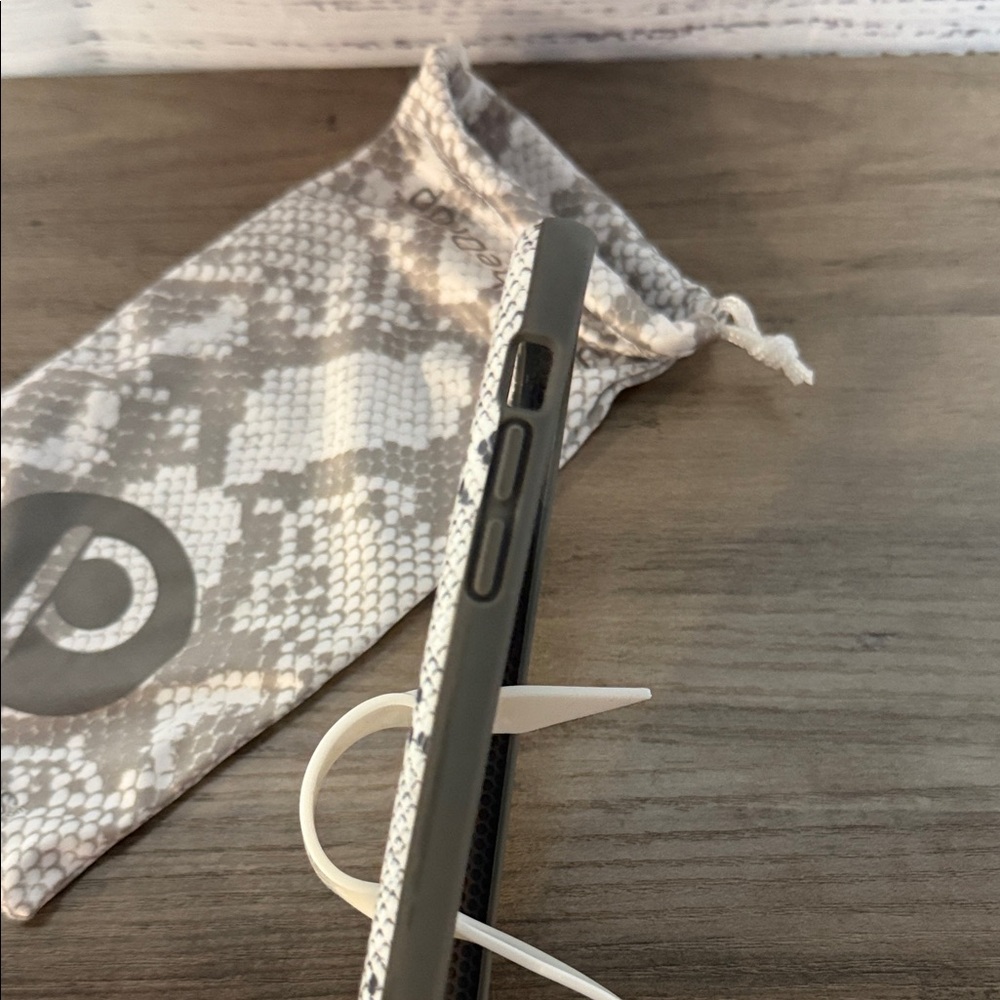 Loopy iPhone 11Pro Snake Pattern Phone Cover - Picture 4 of 4